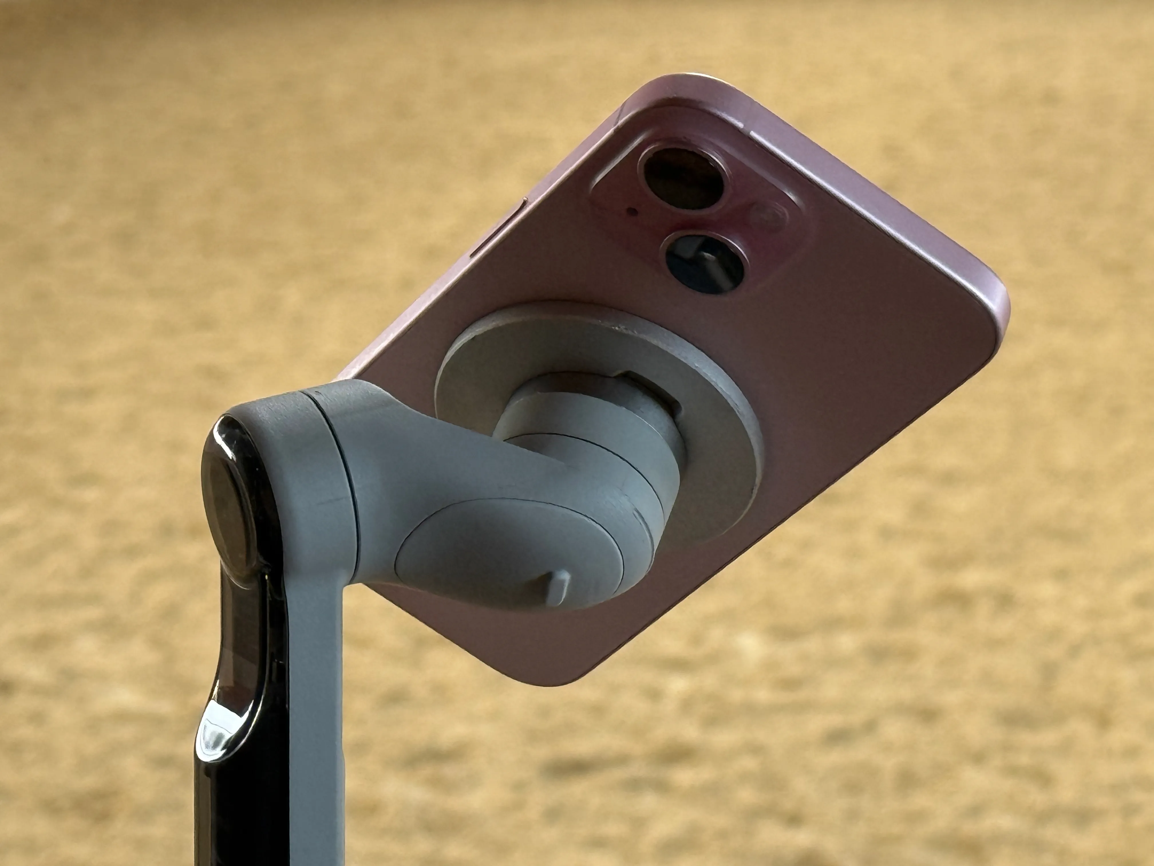 Schritt 2: iPhone per Adapter mit Standfuß verbinden