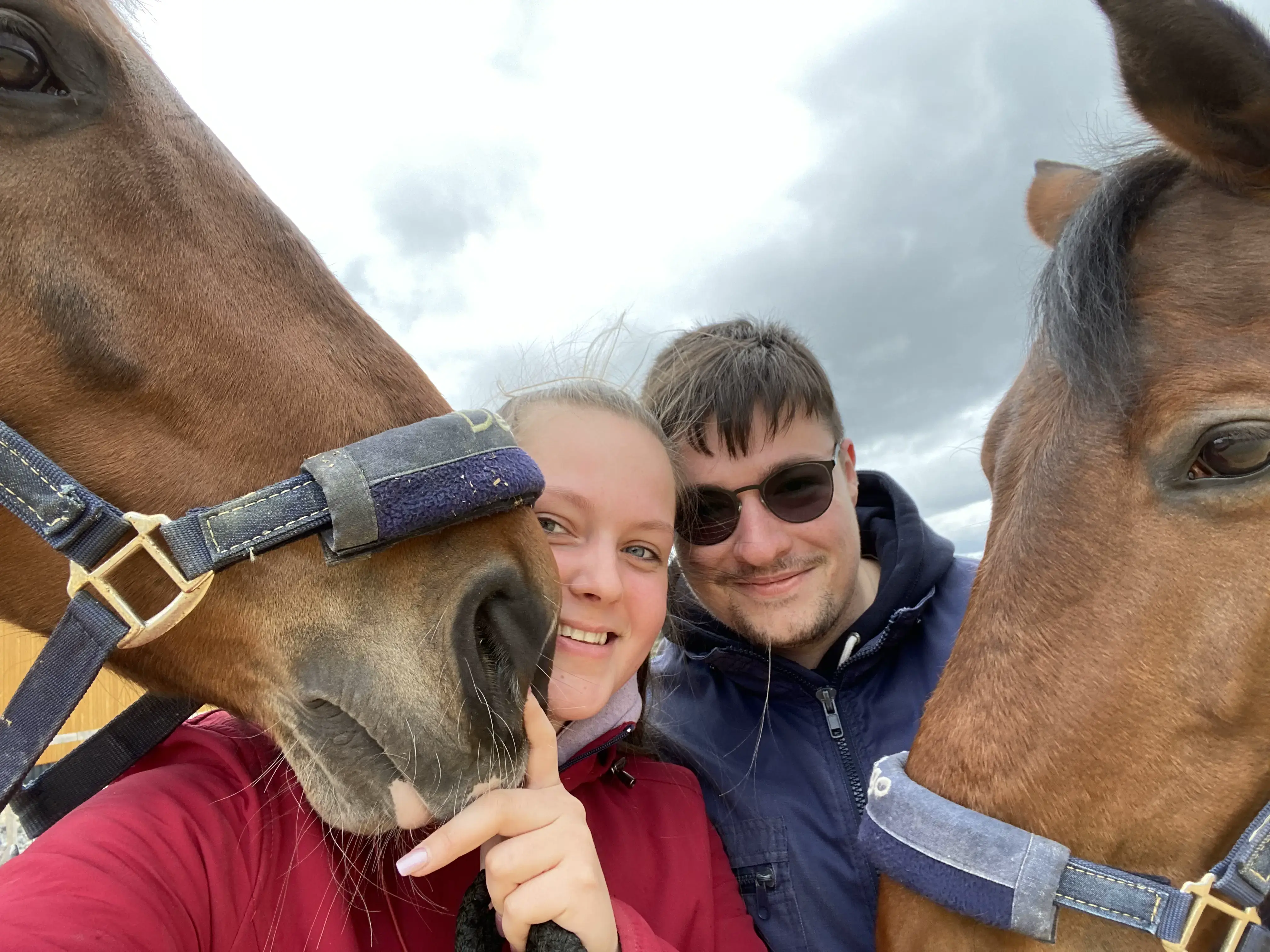 Das Team hinter RideTime: Mira, Andreas und ihre Pferde Luxi und Indigo.